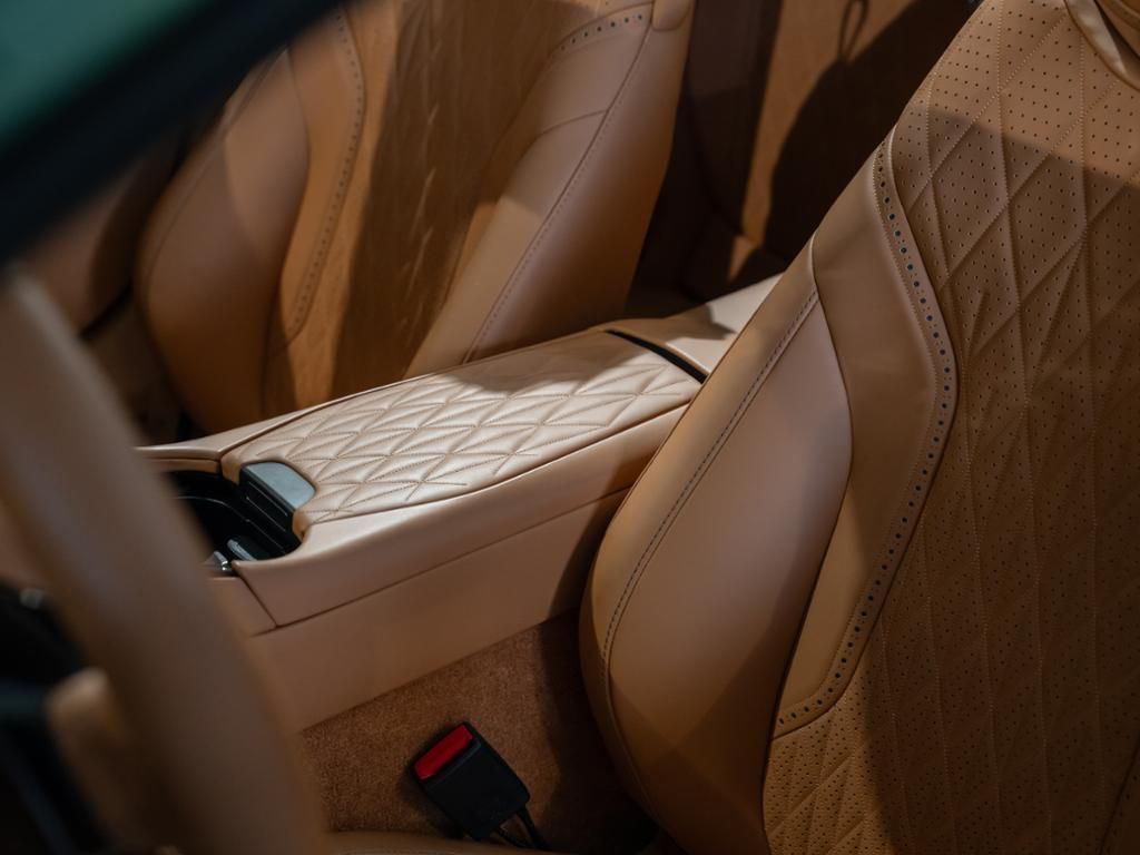 Aston Martin DB12 2024