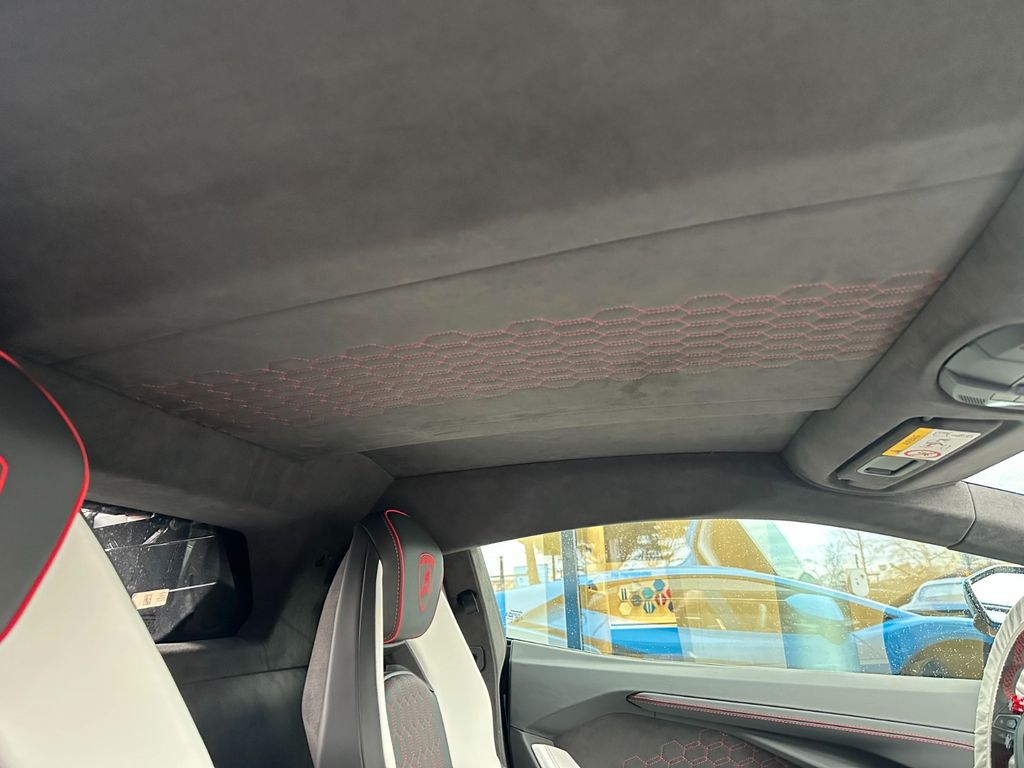 Lamborghini Revuelto 2025