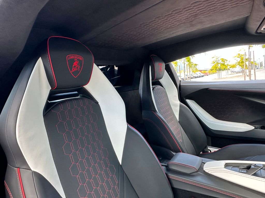 Lamborghini Revuelto 2025