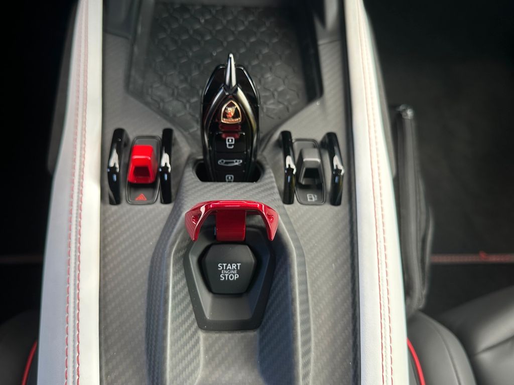 Lamborghini Revuelto 2025