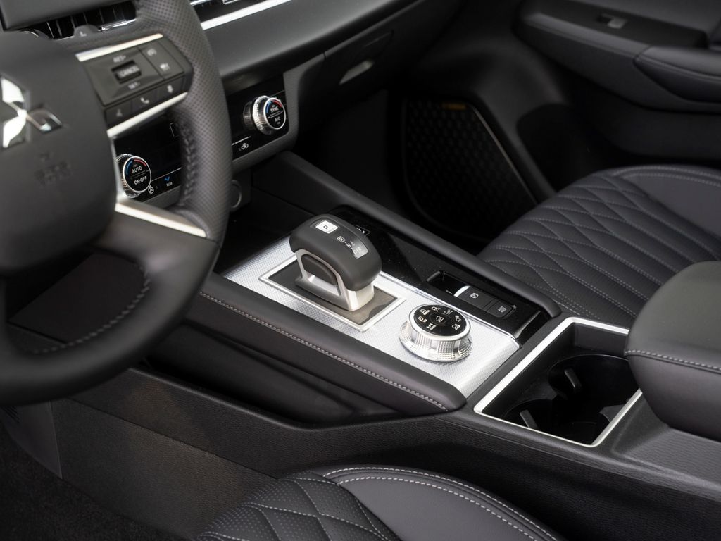 Mitsubishi Outlander 2025