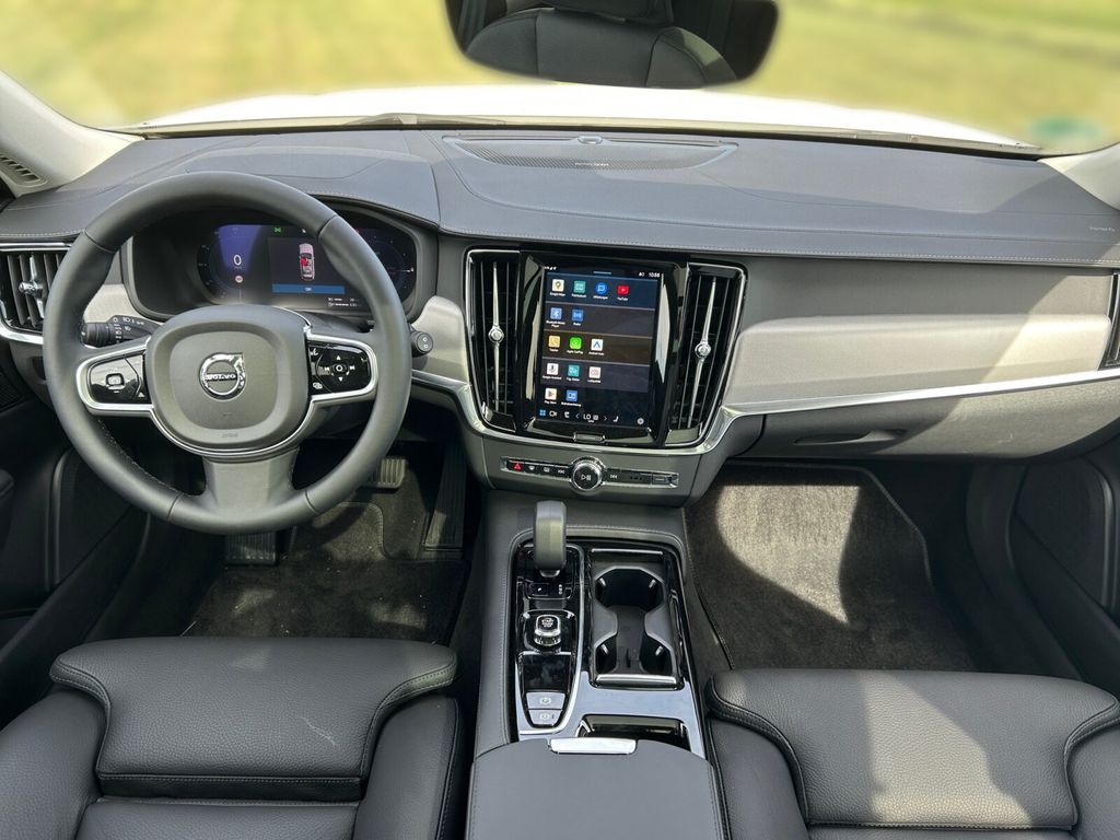 Volvo V90 2025