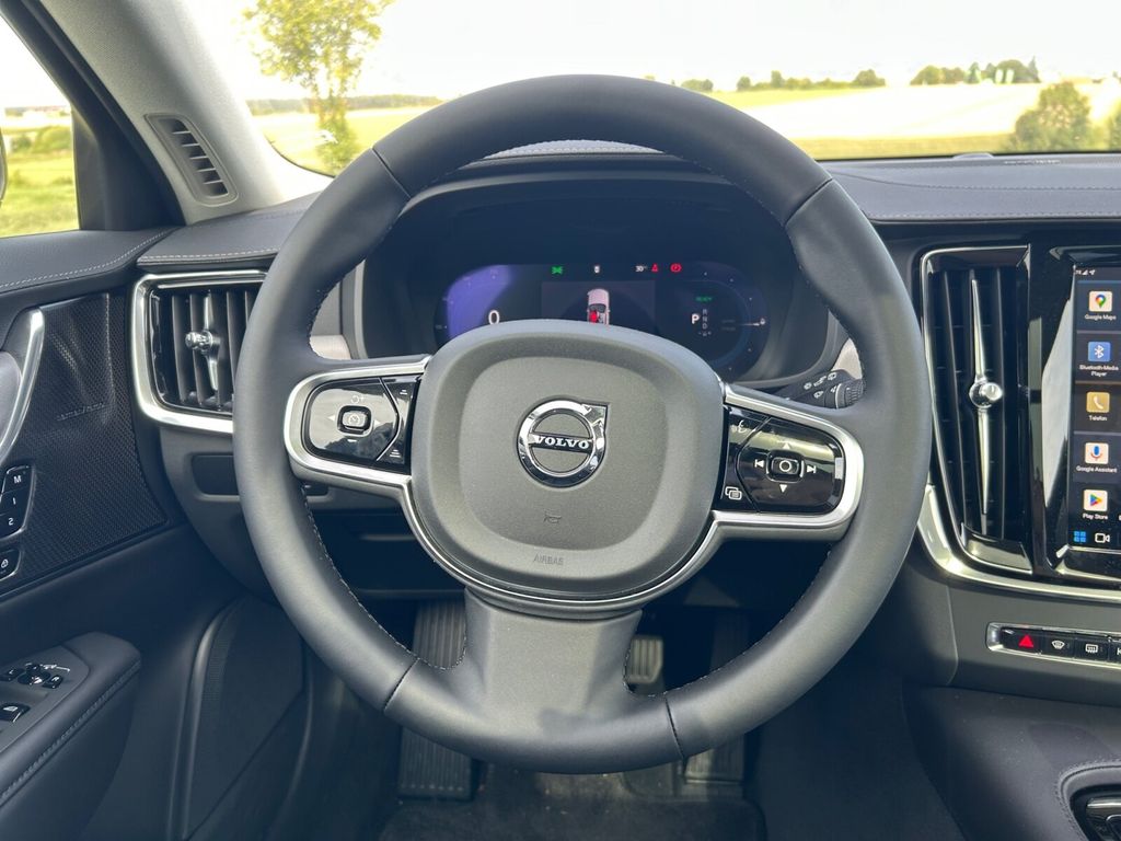 Volvo V90 2025