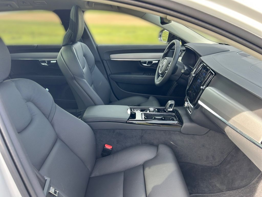 Volvo V90 2025