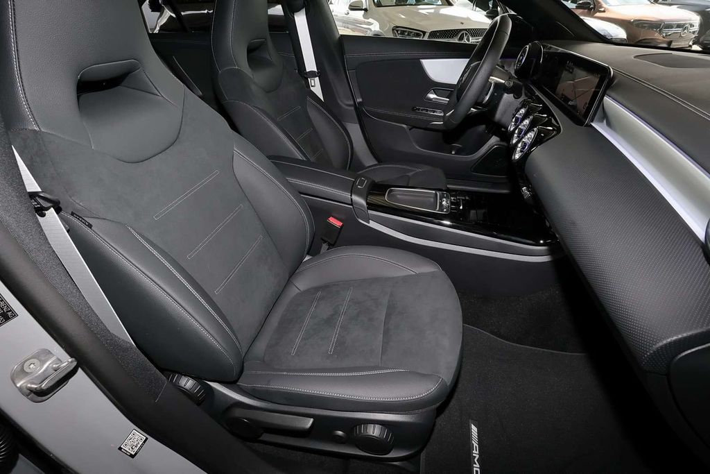 Mercedes-Benz CLA 200 2025