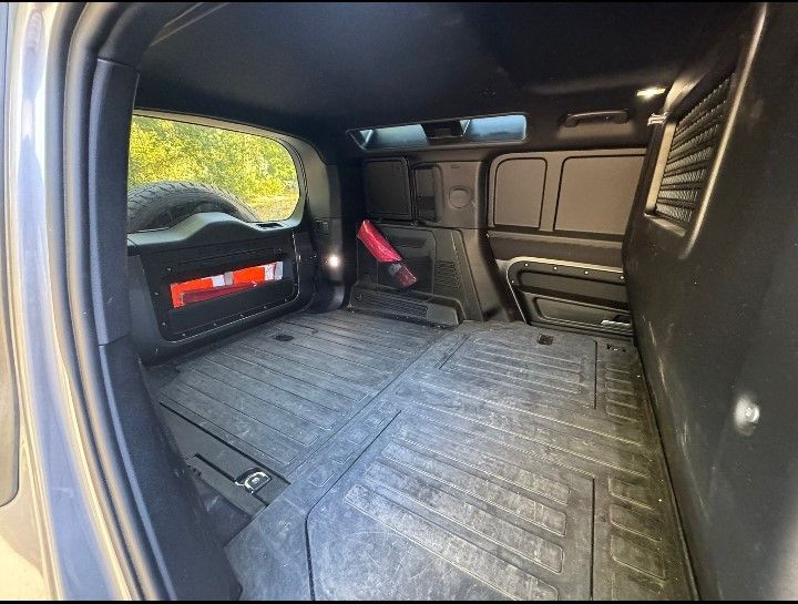 Land Rover Defender 2023