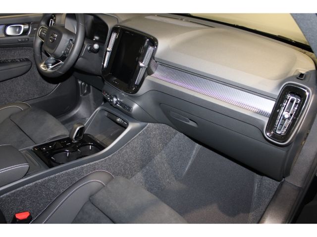 Volvo XC40 2025