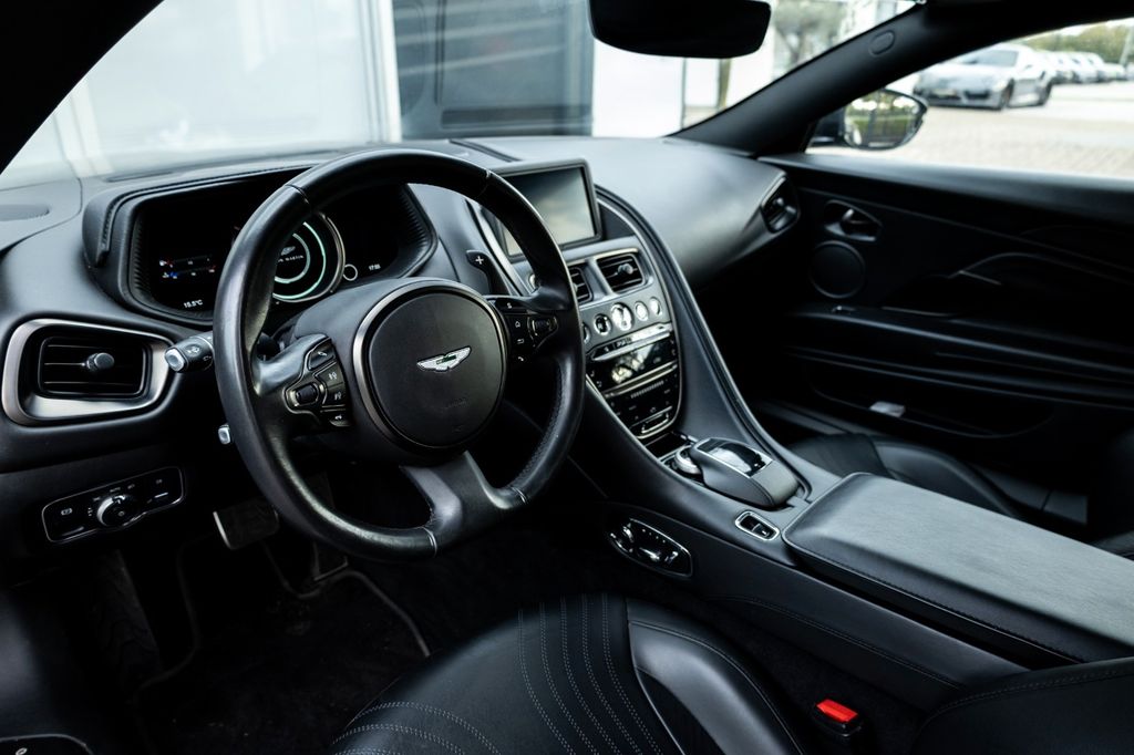 Aston Martin DB11 2020