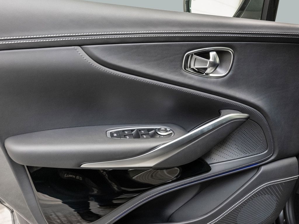 Aston Martin DBX 2024