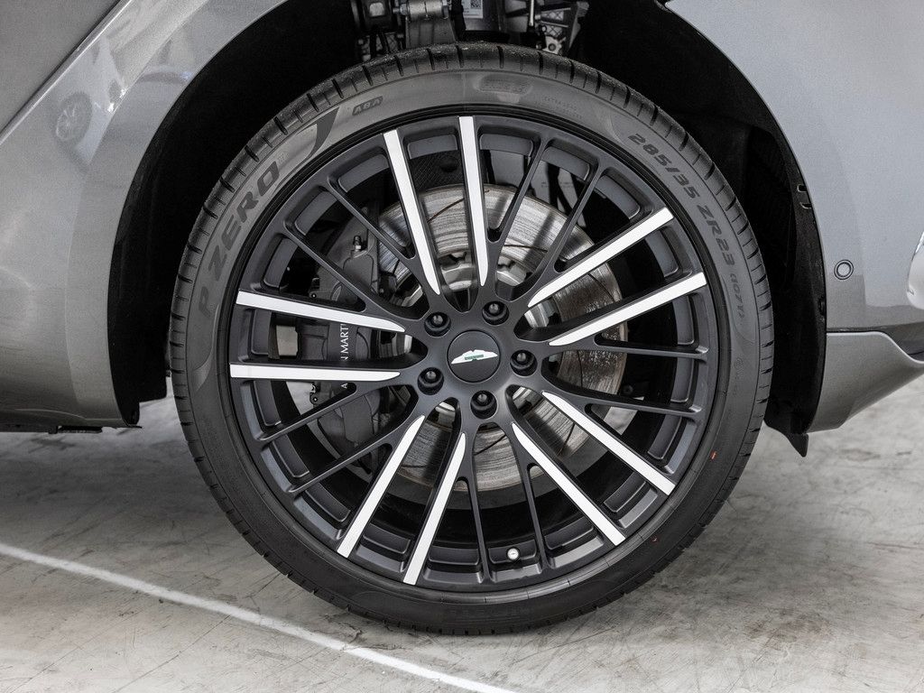 Aston Martin DBX 2024