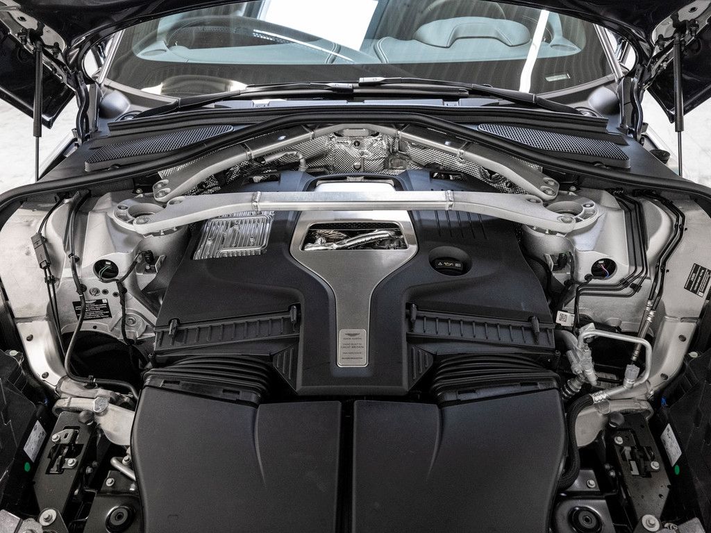 Aston Martin DBX 2025