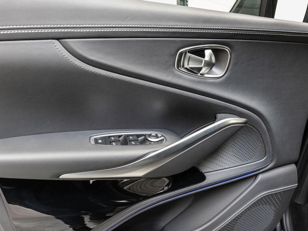 Aston Martin DBX 2025