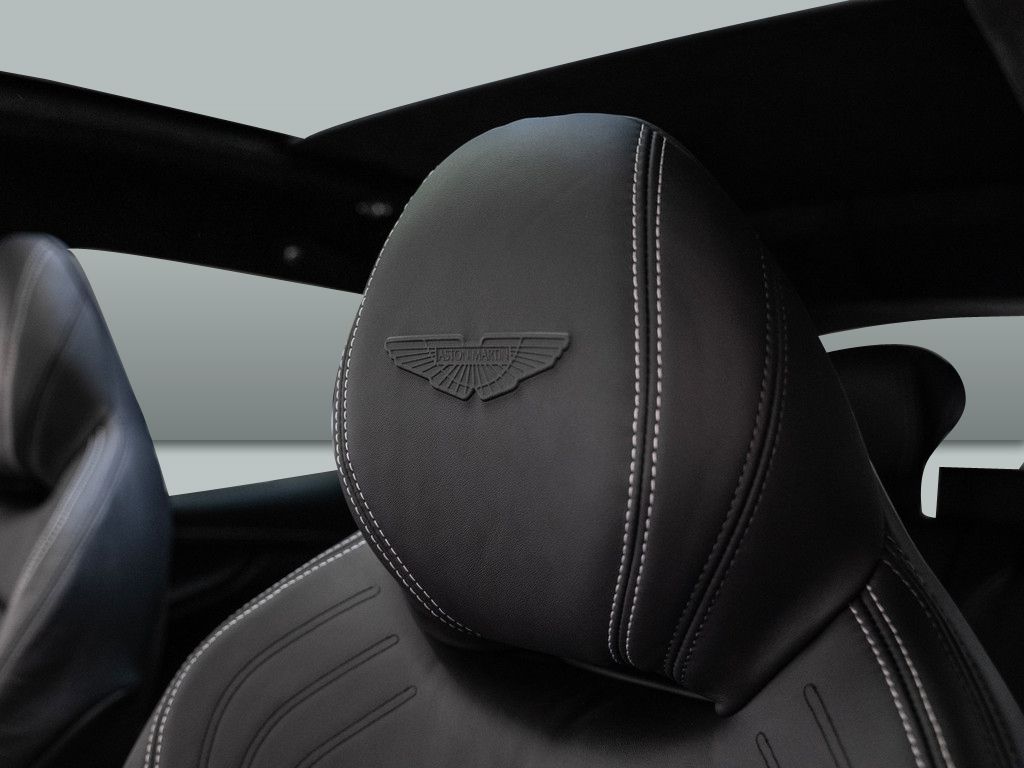 Aston Martin DBX 2025