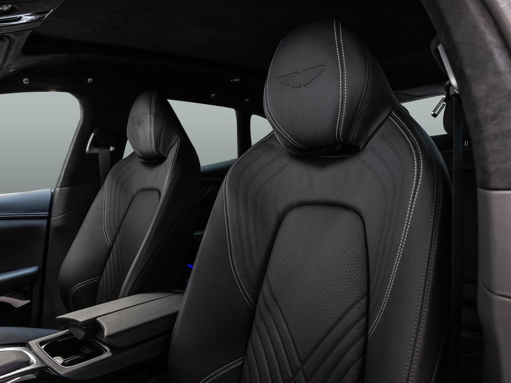 Aston Martin DBX 2025
