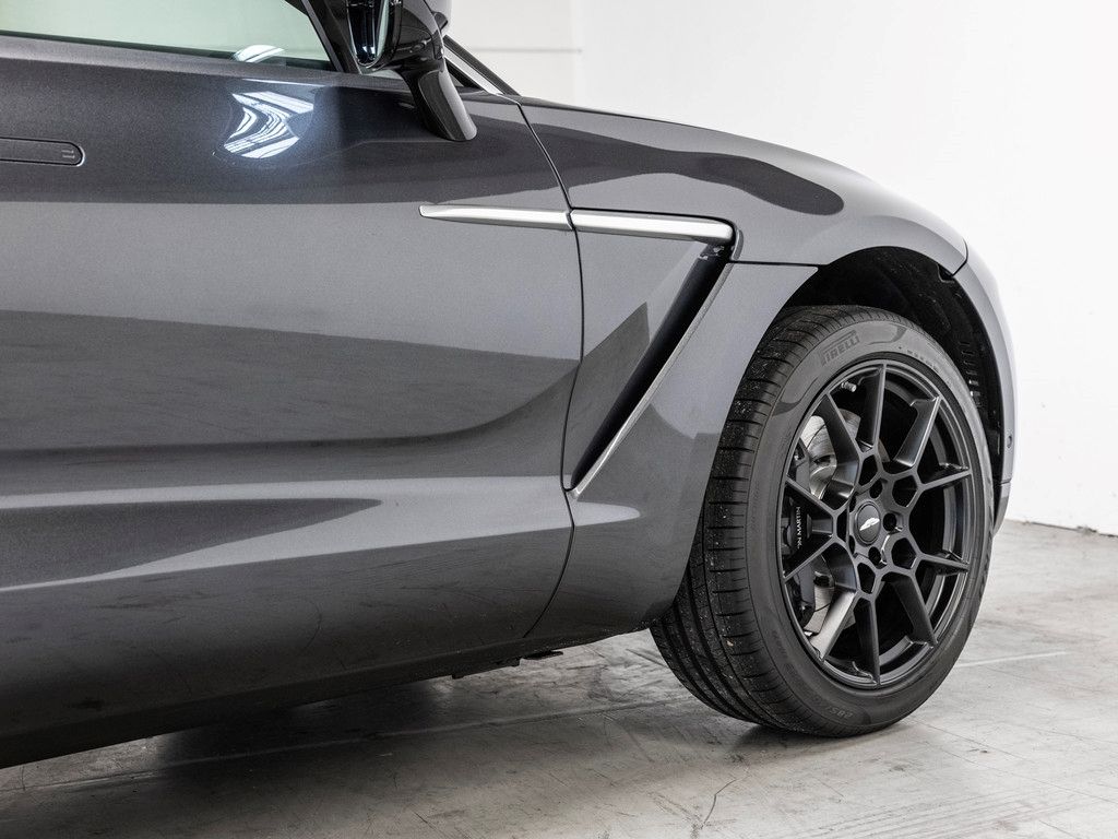 Aston Martin DBX 2025