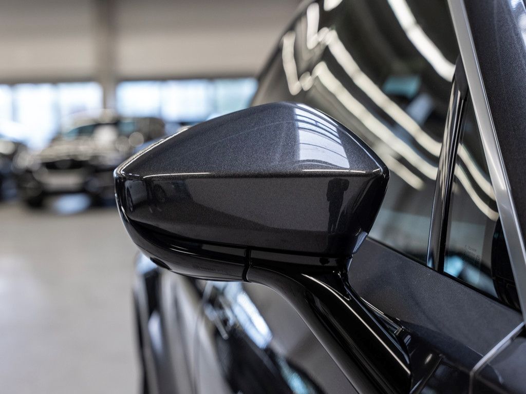 Aston Martin DBX 2025