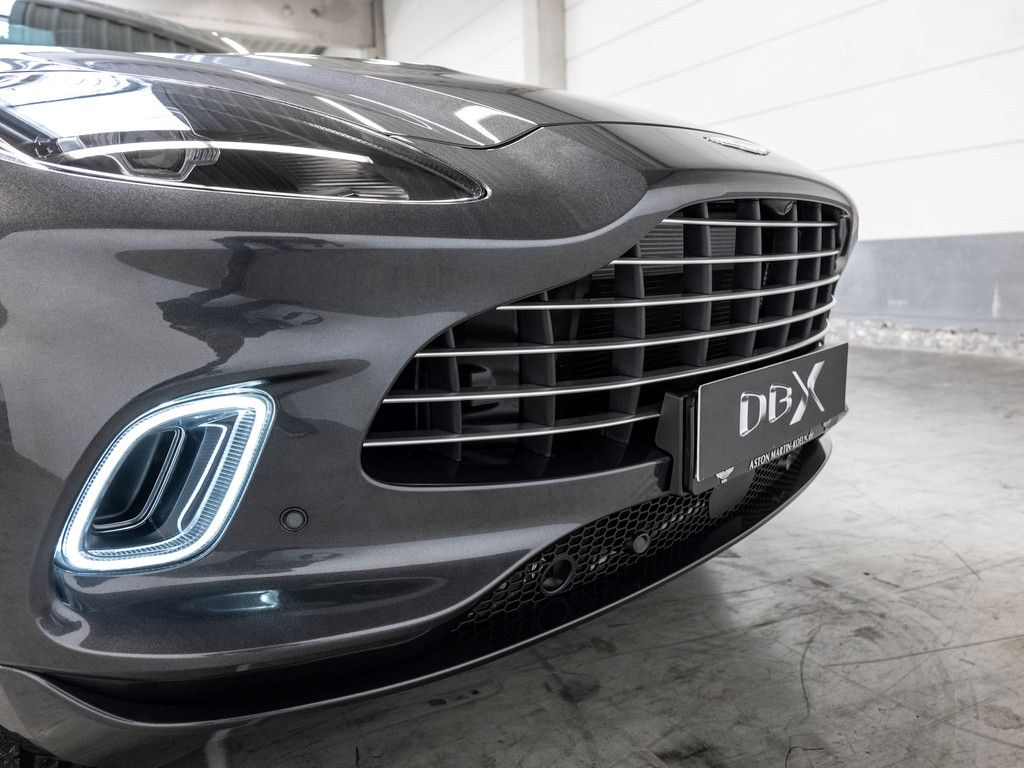 Aston Martin DBX 2025