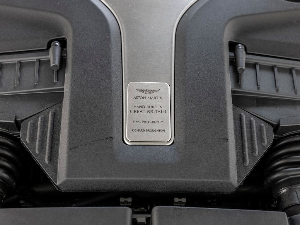 Aston Martin DBX 2025