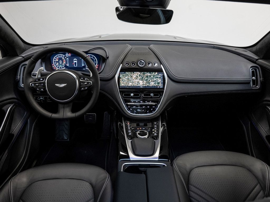Aston Martin DBX 2025