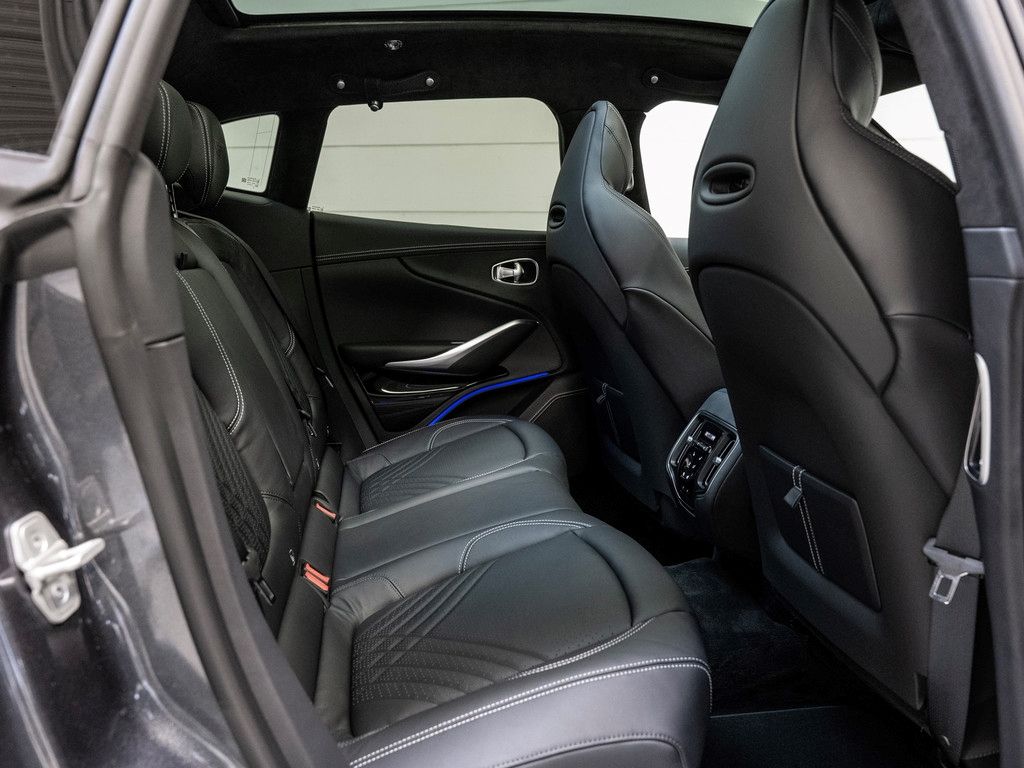 Aston Martin DBX 2025