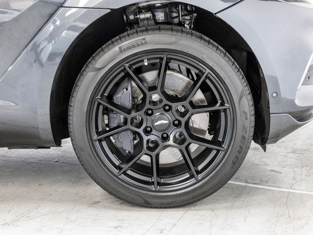 Aston Martin DBX 2025