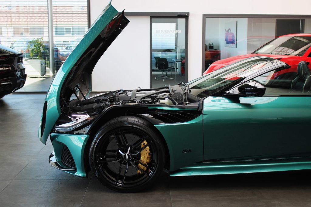 Aston Martin DBS 2024