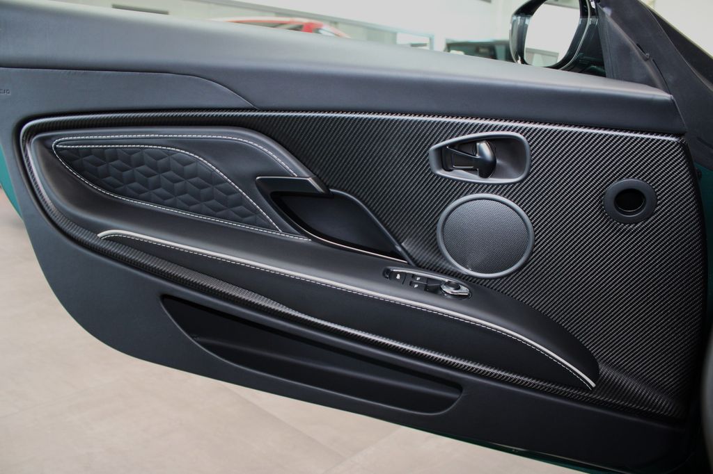 Aston Martin DBS 2024