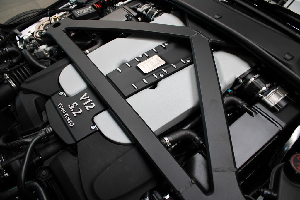 Aston Martin DBS 2024