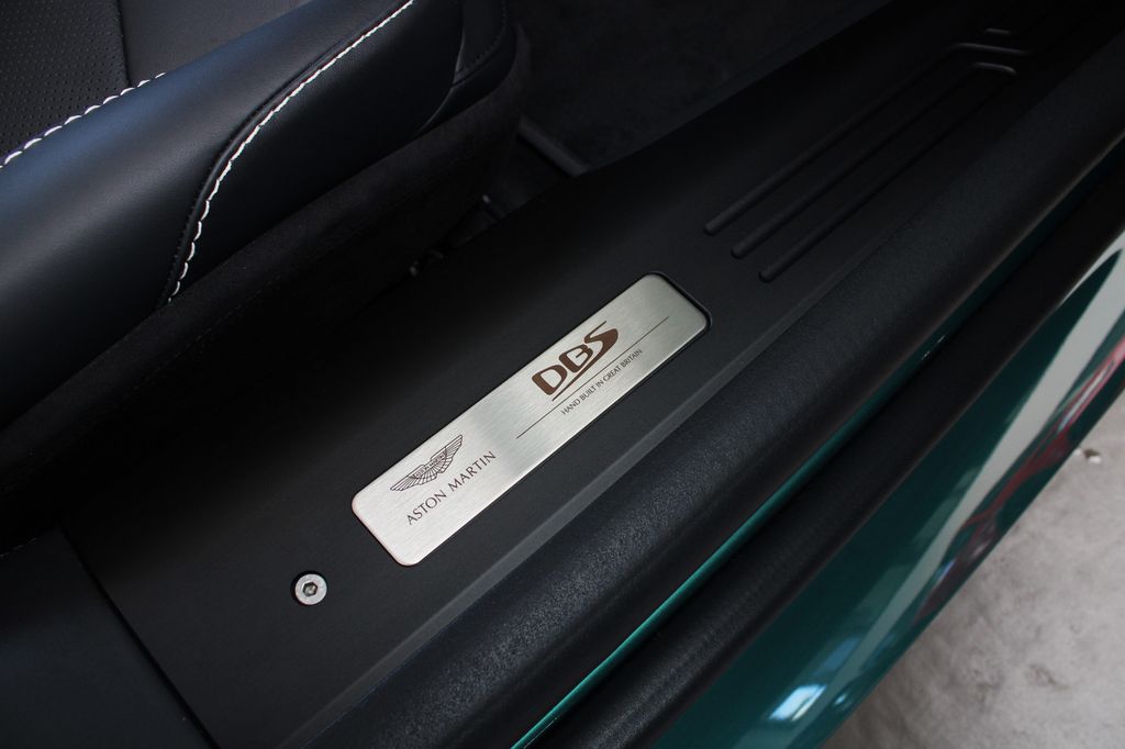 Aston Martin DBS 2024