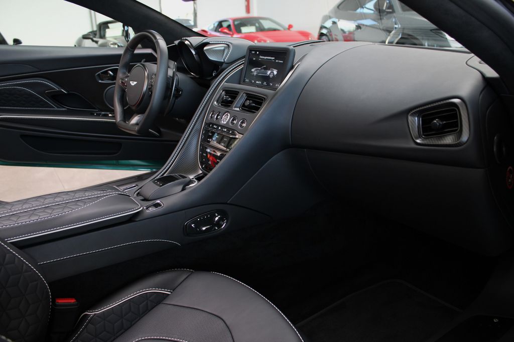 Aston Martin DBS 2024