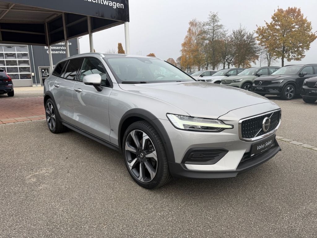 Volvo V60 Cross Country 2023