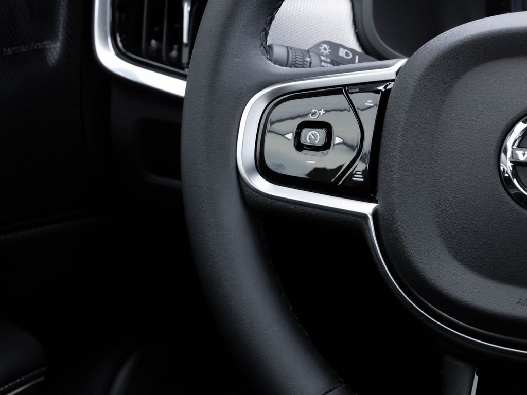 Volvo V90 2025