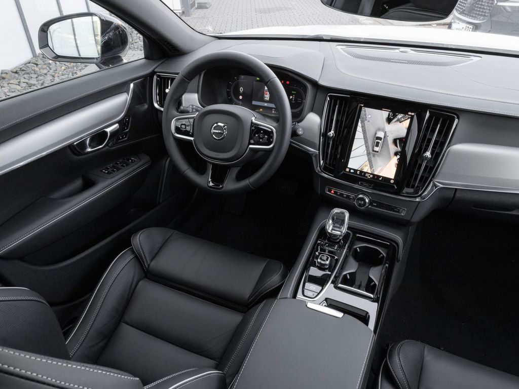 Volvo V90 2025