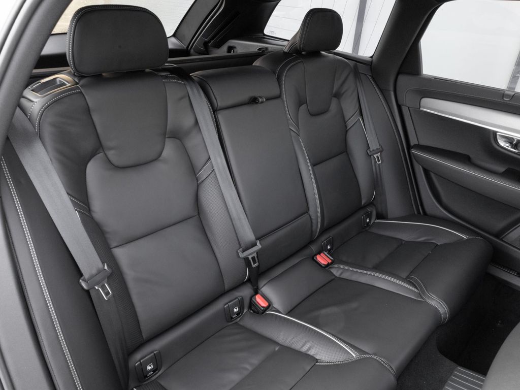 Volvo V90 2025