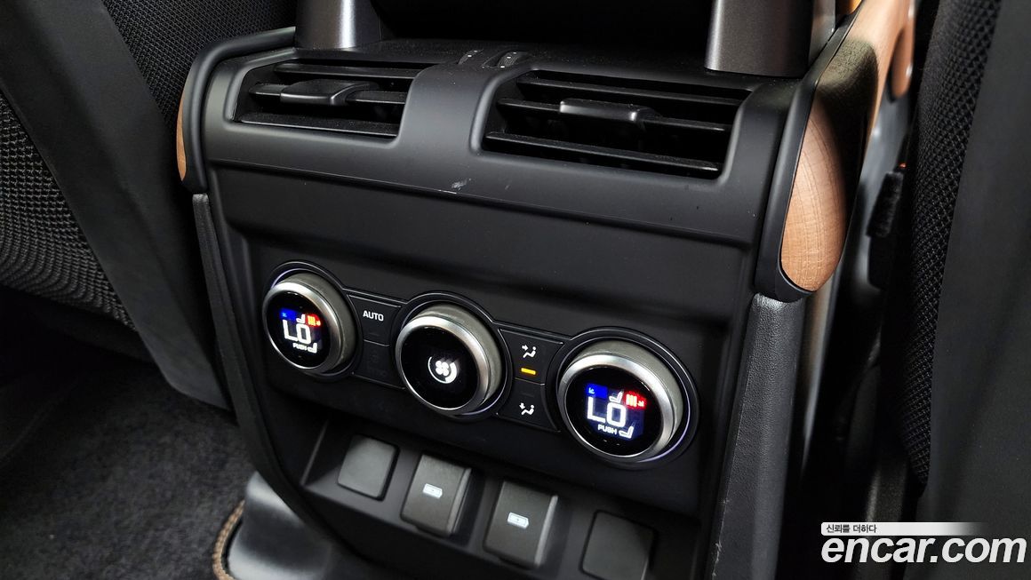 Land Rover Defender 2024