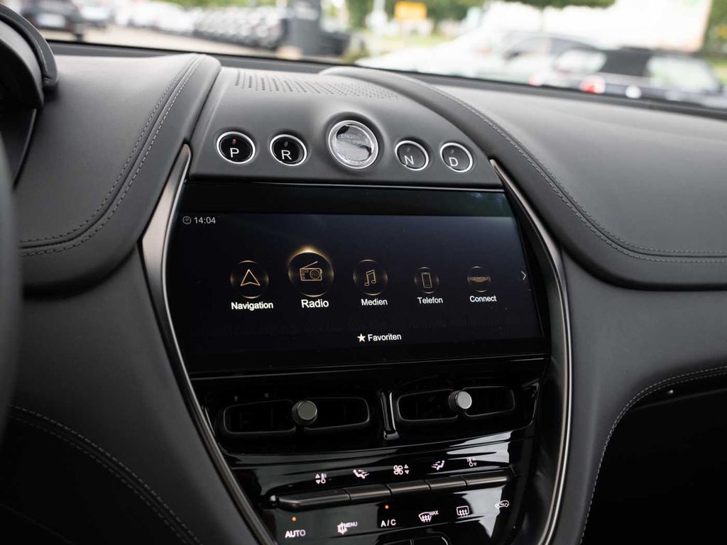 Aston Martin DBX 2023