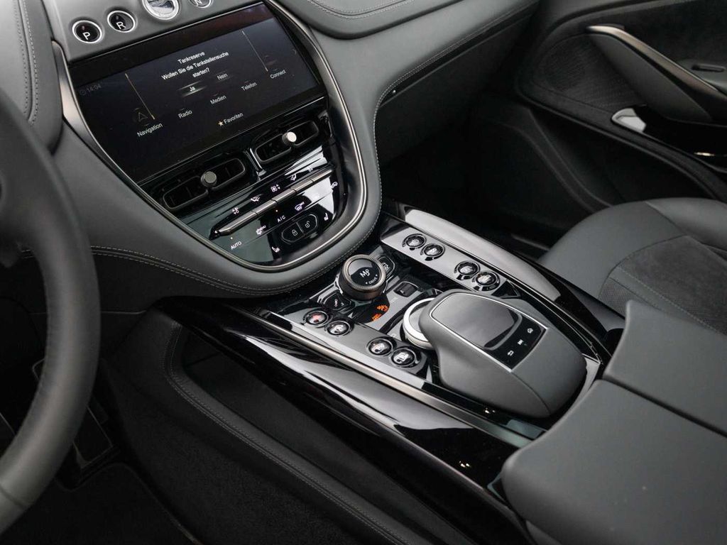 Aston Martin DBX 2023