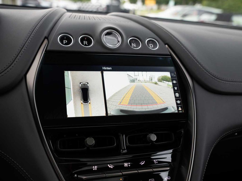 Aston Martin DBX 2023