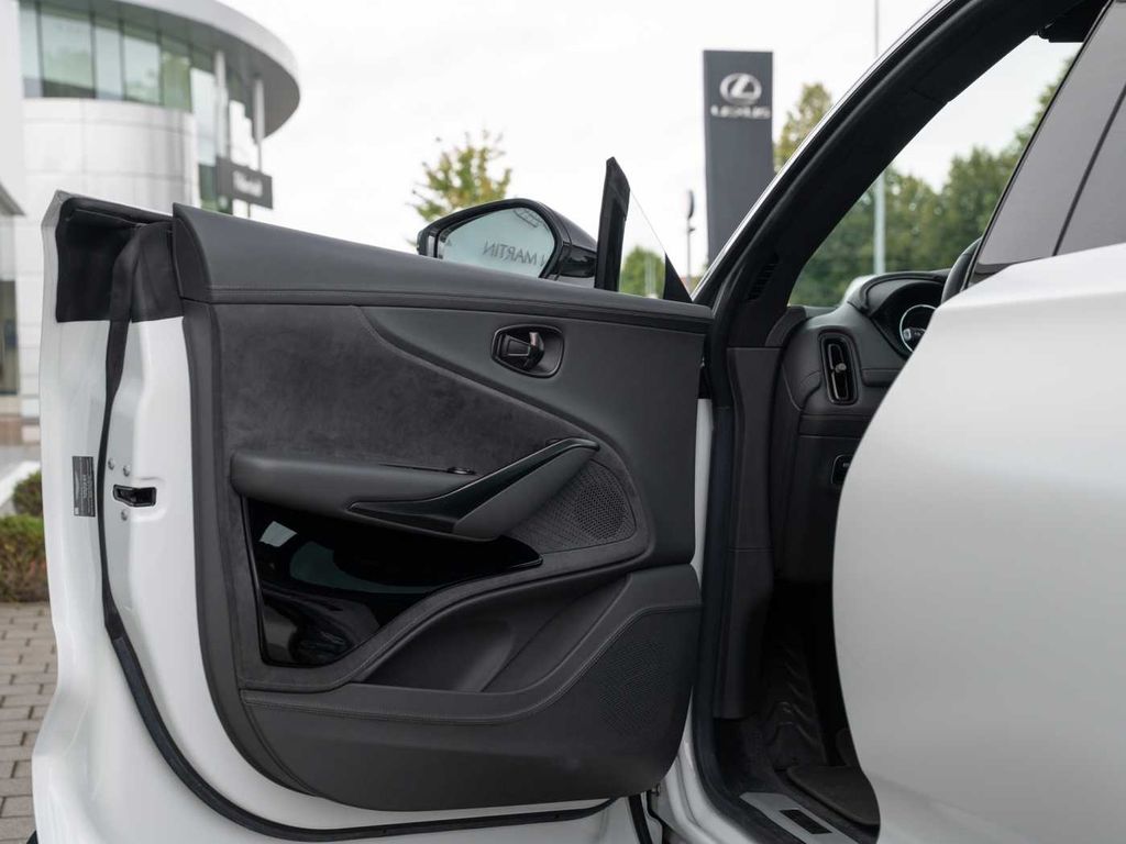 Aston Martin DBX 2023