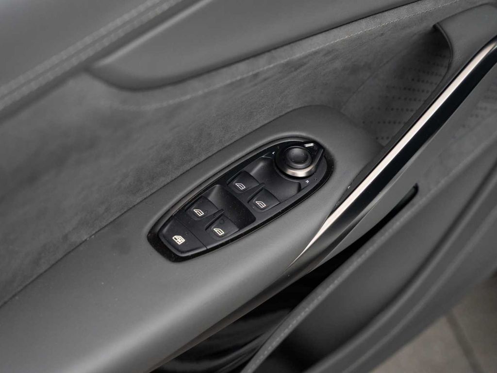 Aston Martin DBX 2023