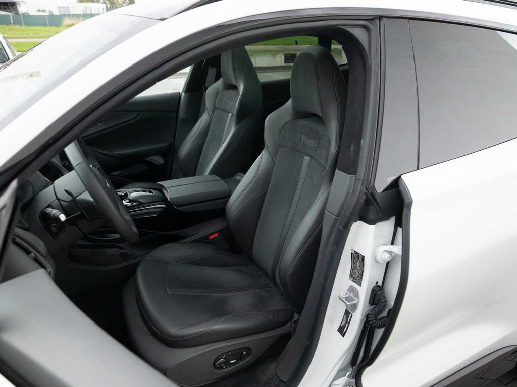 Aston Martin DBX 2023