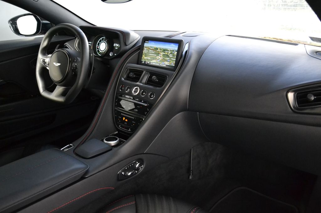 Aston Martin DB11 2022