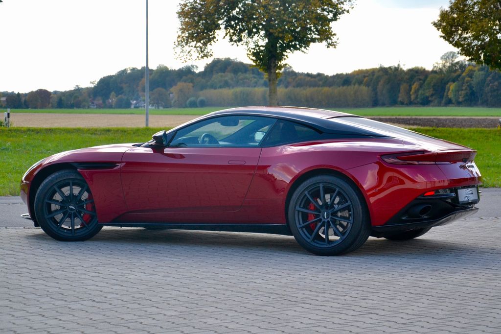 Aston Martin DB11 2022