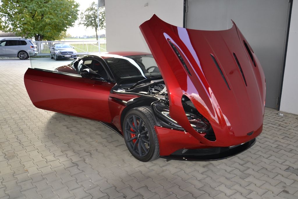 Aston Martin DB11 2022