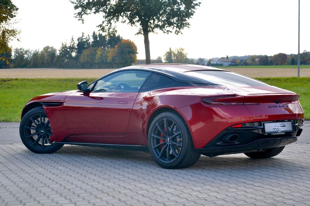 Aston Martin DB11 2022
