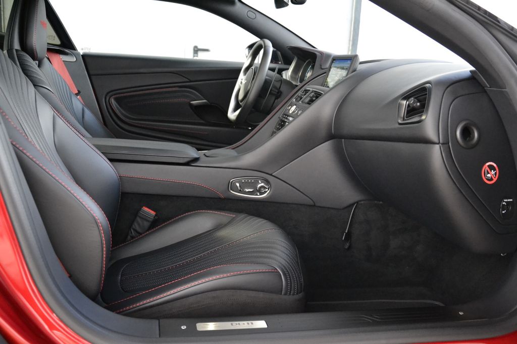 Aston Martin DB11 2022