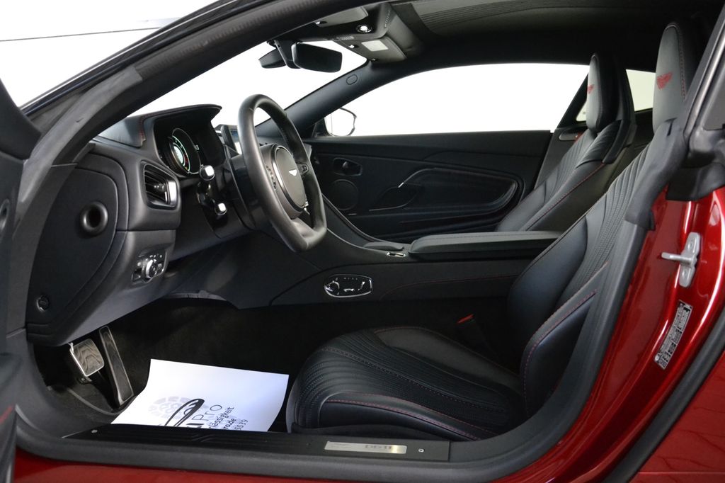 Aston Martin DB11 2022