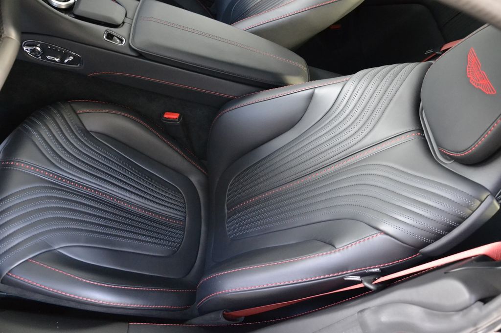 Aston Martin DB11 2022