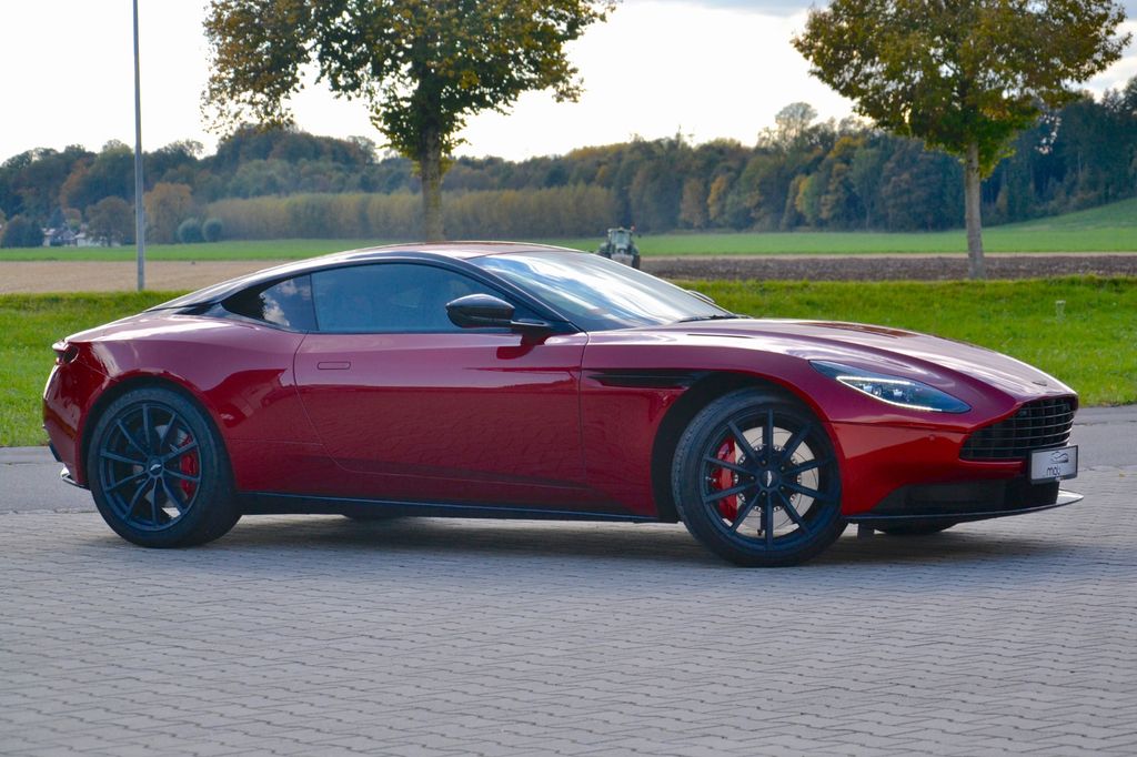 Aston Martin DB11 2022