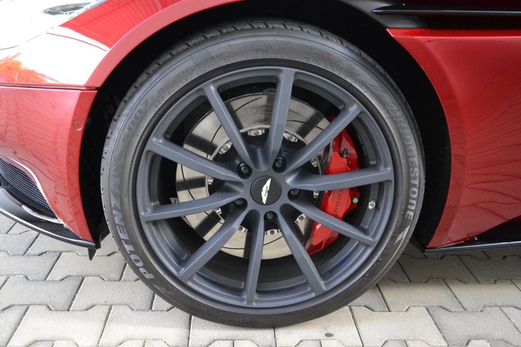 Aston Martin DB11 2022